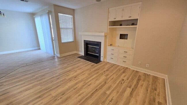 Building Photo - Orange 3 Bed, 2.5 Bath Townhouse for Lease...