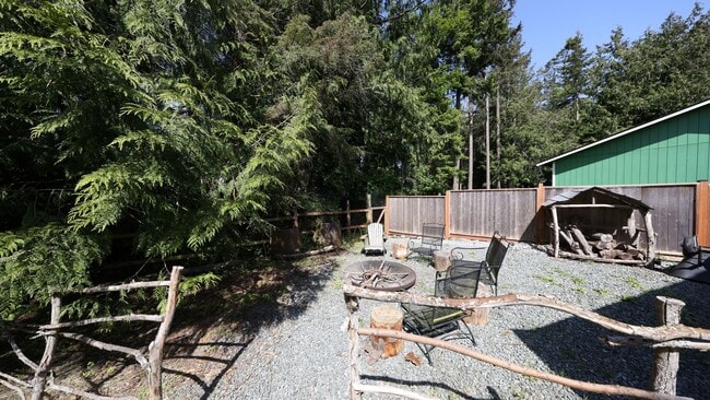 Building Photo - 3 Bed 3 Bath - Upgrades Throughout - Matur...