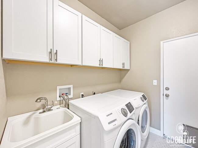 Building Photo - Great 4B/3BA House in Oceanside w/ a Large Loft!