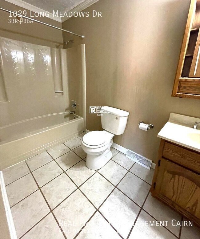 Building Photo - Spacious 3 Bedroom 2.5 Bath Split Level Home