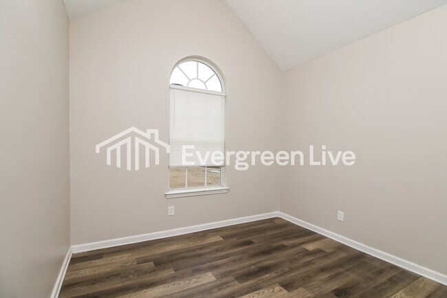 Building Photo - 270 Greenway Dr