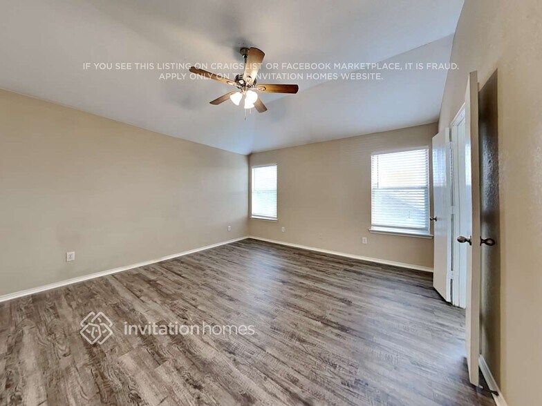 Building Photo - 10804 Middleglen Rd