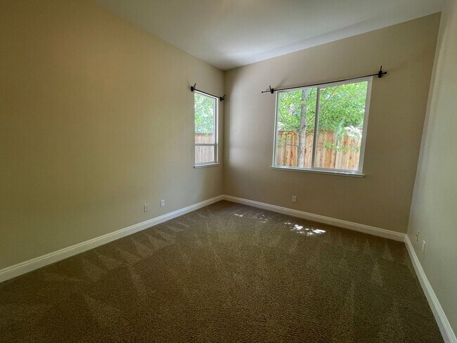 Building Photo - Stunning 4-Bedroom Home in Prime Folsom Location