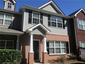 Building Photo - RENOVATED SPACIOUS 3bd / 2.5bath TOWNHOME