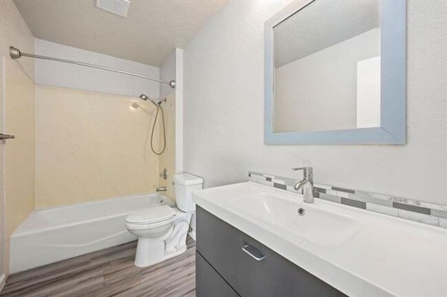 Building Photo - 3 Bed 2.5 Bath Home Available!