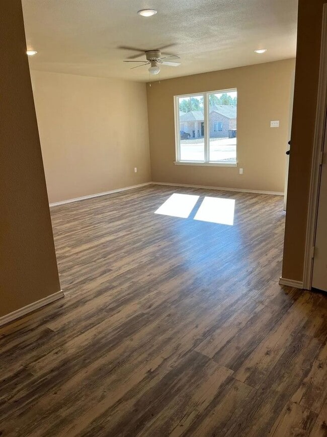 Building Photo - $999 for the First month!!