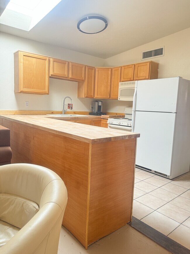 Building Photo - 9141 N Overlook Dr