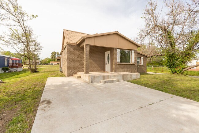Building Photo - Beautiful 3 Bed 2 bath Coming Soon in Cowe...