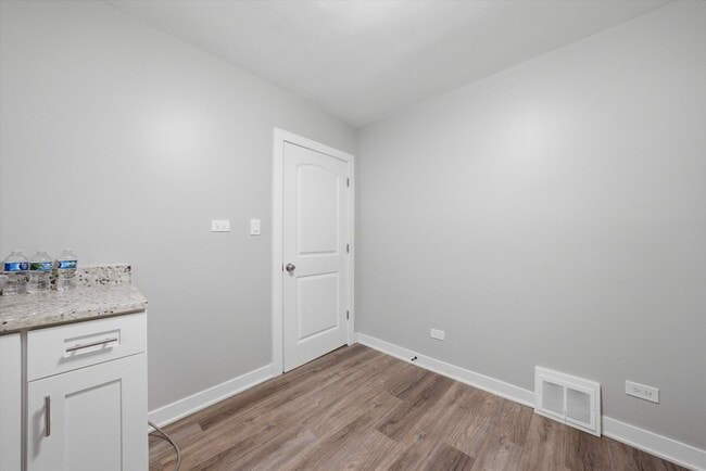 Building Photo - 1235 River Dr