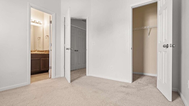 Building Photo - "Charming 2-Bed Townhouse with 2.5 Baths i...