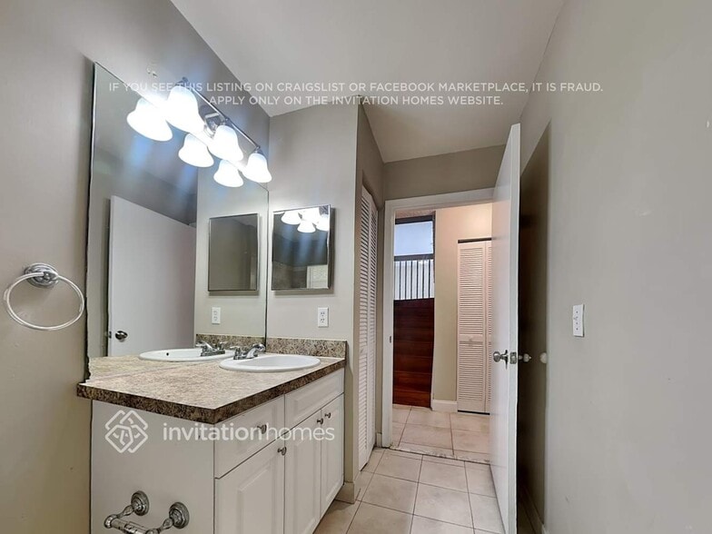 Building Photo - 450 SW 182nd Way