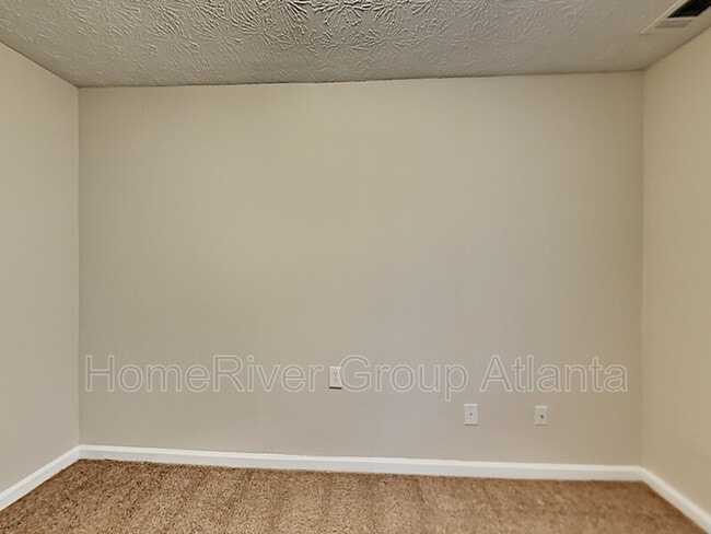 Building Photo - 622 Waynes Ct SE
