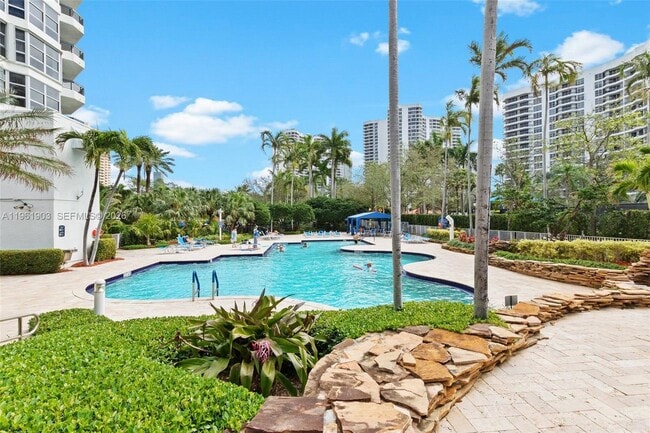 Building Photo - 3500 Mystic Pointe Dr