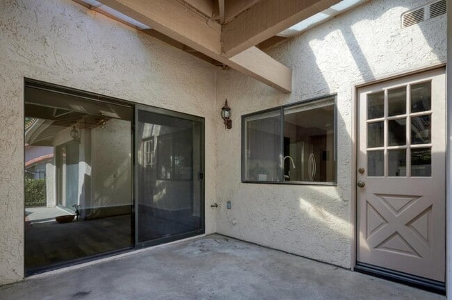 Building Photo - 667 Arroyo Oaks Dr