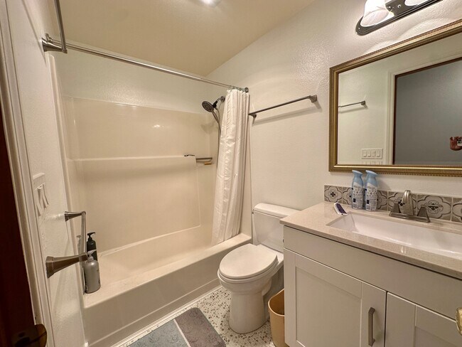 Building Photo - 7460 SW Elmwood St