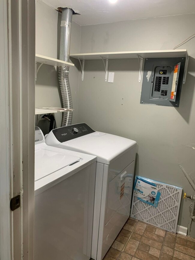 Building Photo - 6827 Hickory St