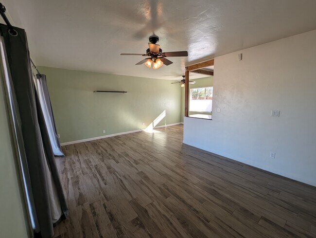 Building Photo - 5034 E 17th St