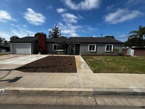Building Photo - Costa Mesa Living