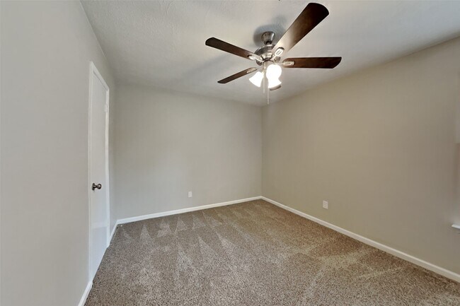 Building Photo - 64 Hickory Oak Dr