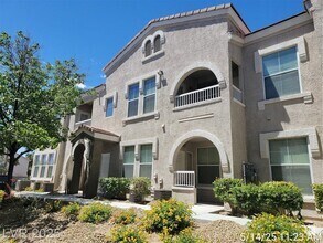 Building Photo - POPULAR FLOORPLAN IN A DESIREABLE GATED CO...