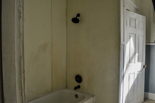 Building Photo - 2416 Highland Ave