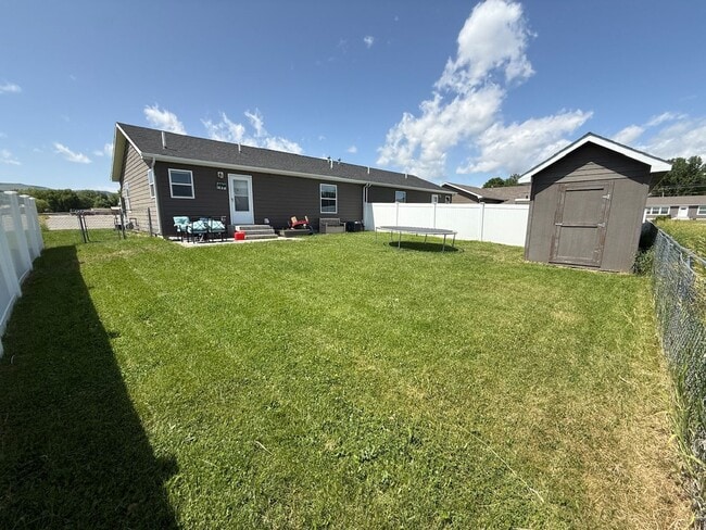 Building Photo - 220 Riverwood Dr