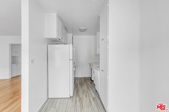 Building Photo - 1248 Barry Ave