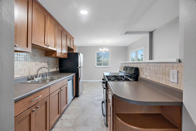 Building Photo - 1128 Saratoga Dr
