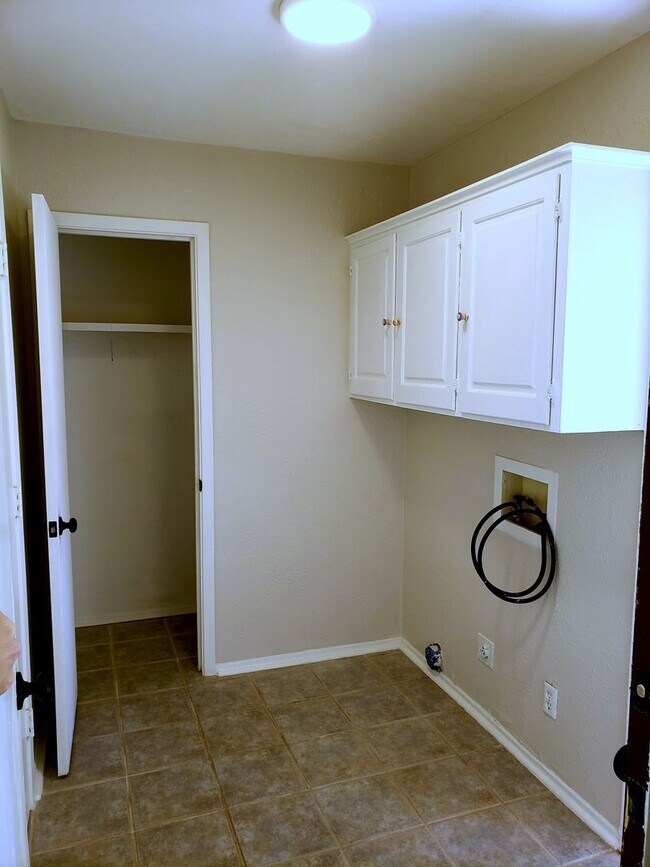 Building Photo - 3 Bedroom Steps from Rudman Trail & Souths...