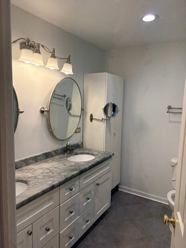 Building Photo - 610 Daisy Ln