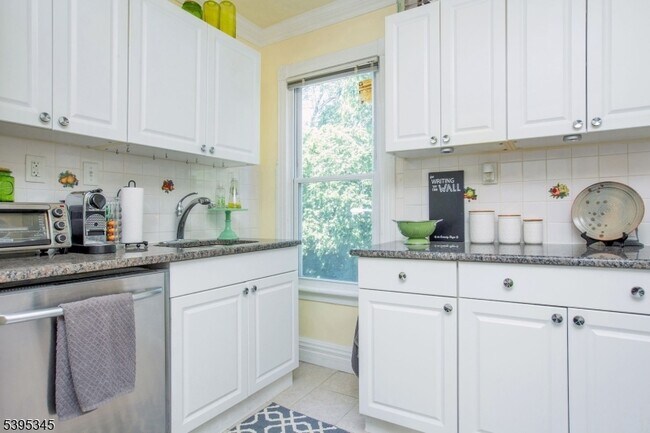 Building Photo - 142 Forest St