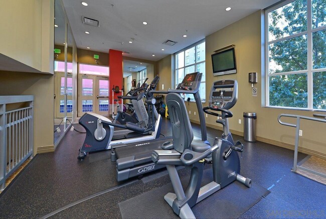 Building Photo - 300 W Beech St