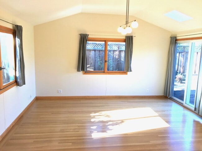 Building Photo - Desirable Mountain View 4 Bed 3 Bath Home ...