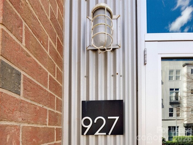 Building Photo - 927 Westmere Ave