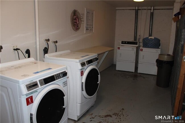 Building Photo - 20 Woodsedge Dr