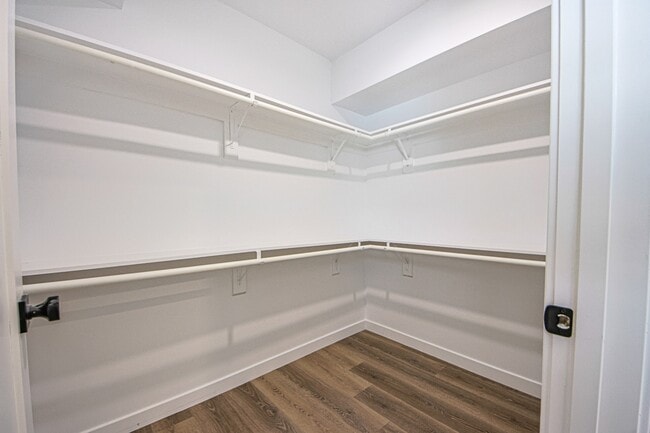 Building Photo - 5235 Satsuma Ave