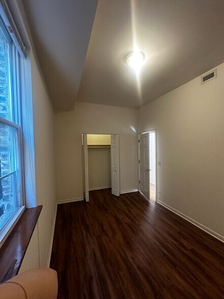 Building Photo - 1021 S Racine Ave