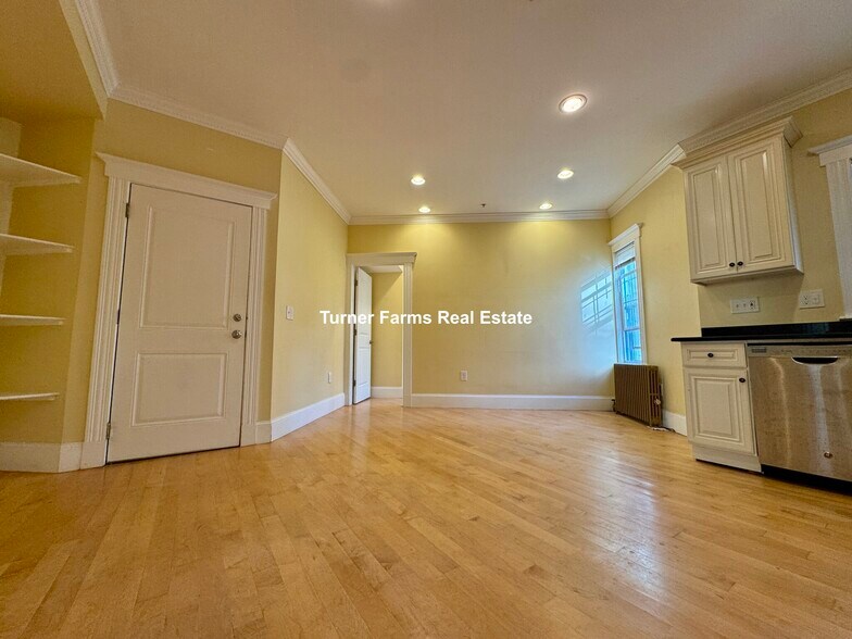 Building Photo - 156 Magazine St