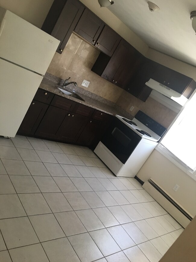 Building Photo - 16 Day St
