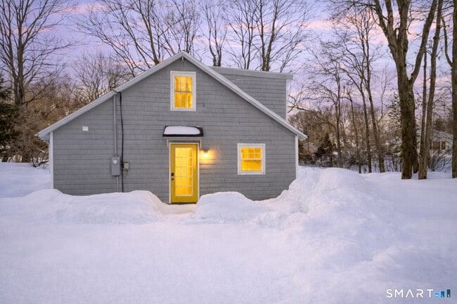 Building Photo - 99 Ramapoo Rd