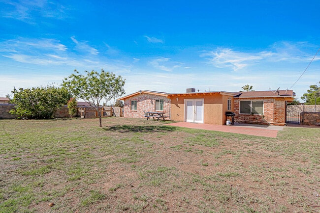Building Photo - 1600 Sumac Dr