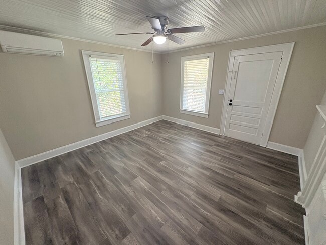 Building Photo - 104 Freeze Ave NW