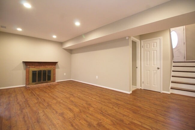 Building Photo - Large 4BR/3B Brick Home