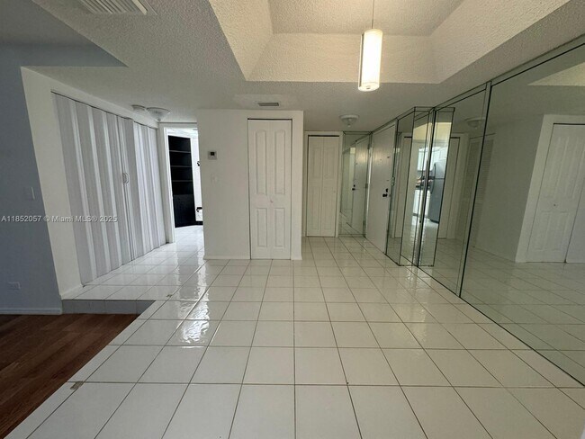 Building Photo - 3660 Inverrary Dr