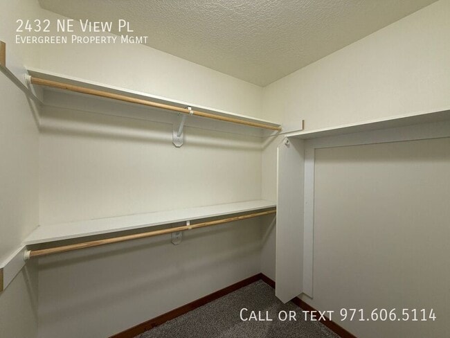 Building Photo - 2432 NE View Pl