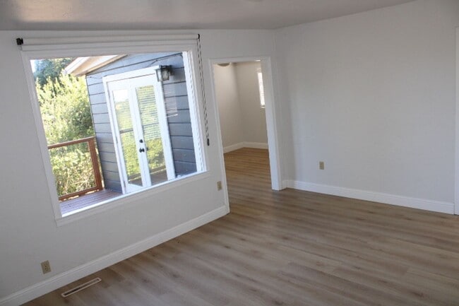Building Photo - 5910 Skyline Dr