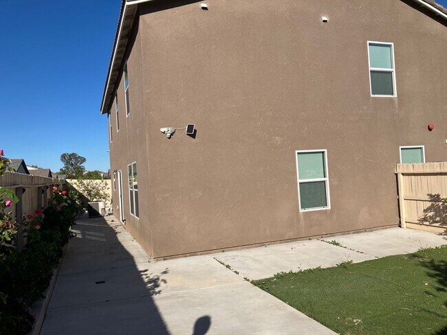 Building Photo - 5 bedroom 3 1/2 bath house in gated commun...