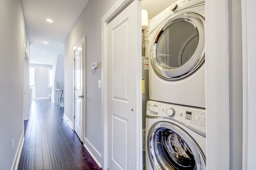 Building Photo - 2122 3rd St NE