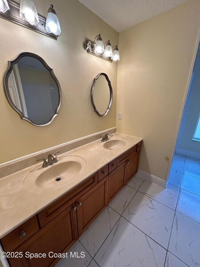 Building Photo - 3266 Weyburn Ave SE