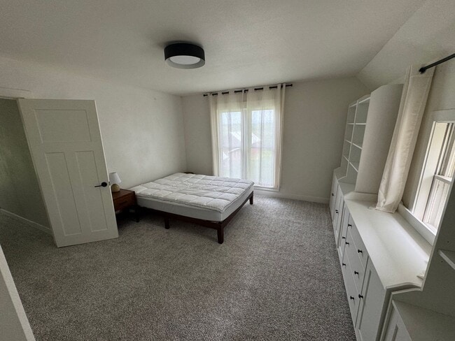 Building Photo - 4 Bedroom Updated Acreage